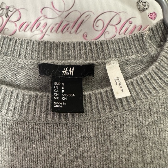 H&M Gray Sweater with Red Sequin Lips sparkly shimmer glitter kisses valentines - Picture 4 of 6